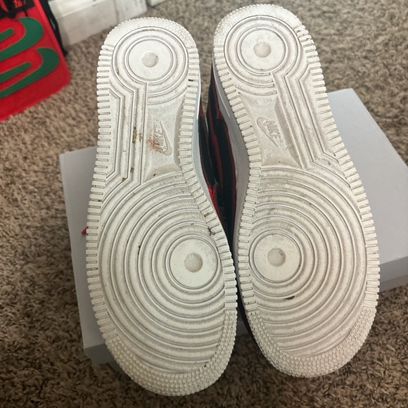 Nike Air Force 1 Low '07 SE black and red - Picture 6 of 10